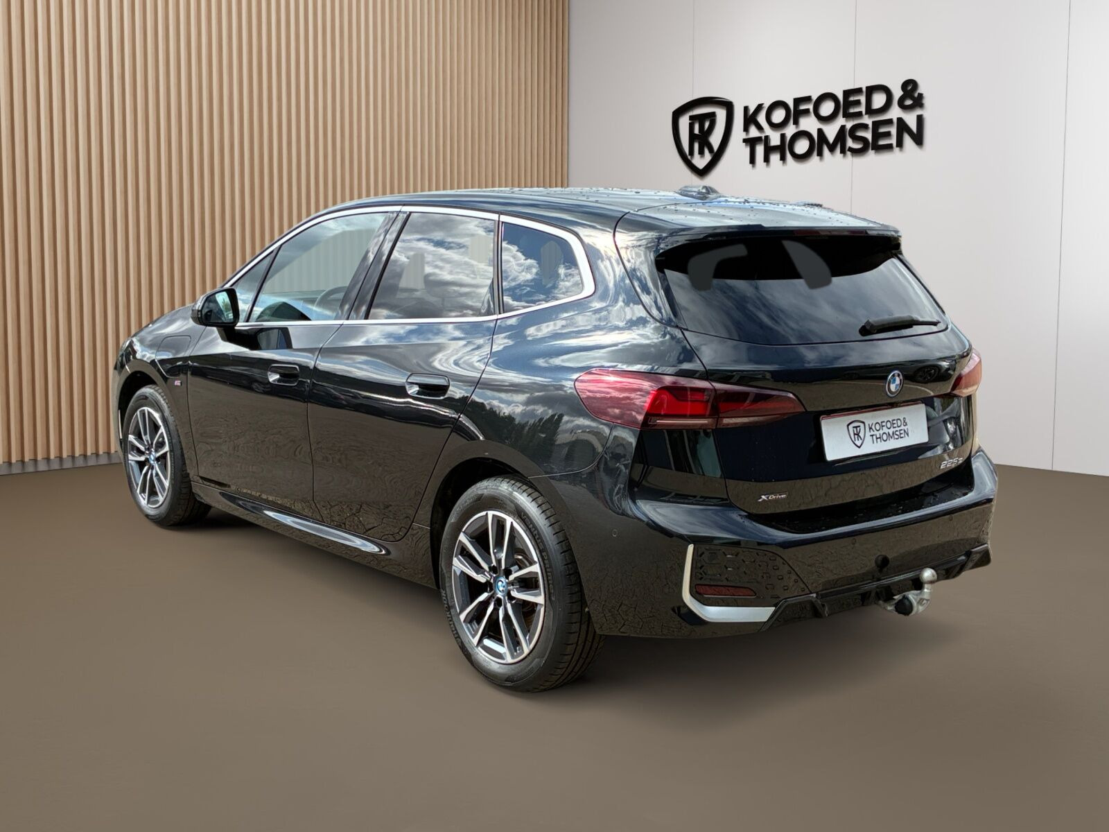 Sort BMW 225e fra 2023