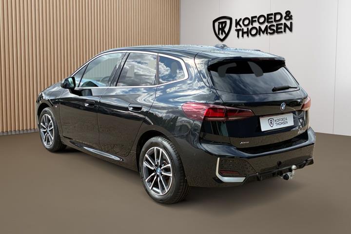 Sort BMW 225e fra 2023