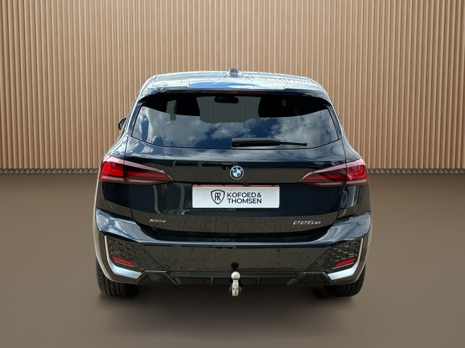 Sort BMW 225e fra 2023