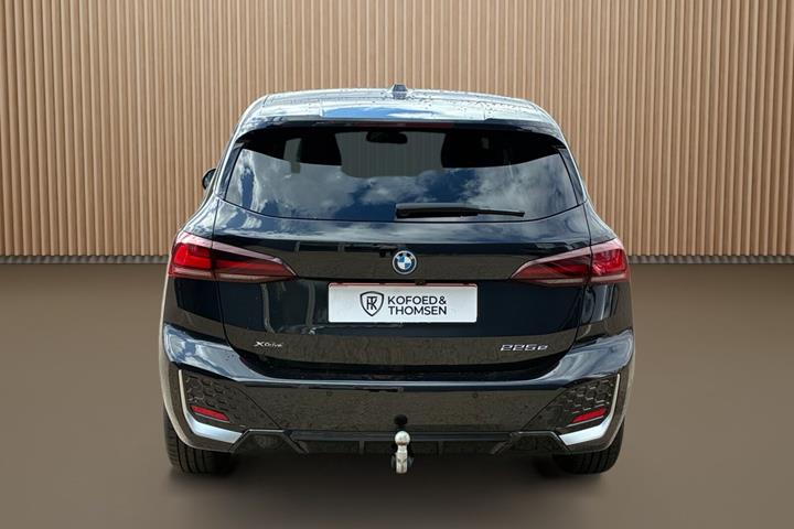 Sort BMW 225e fra 2023