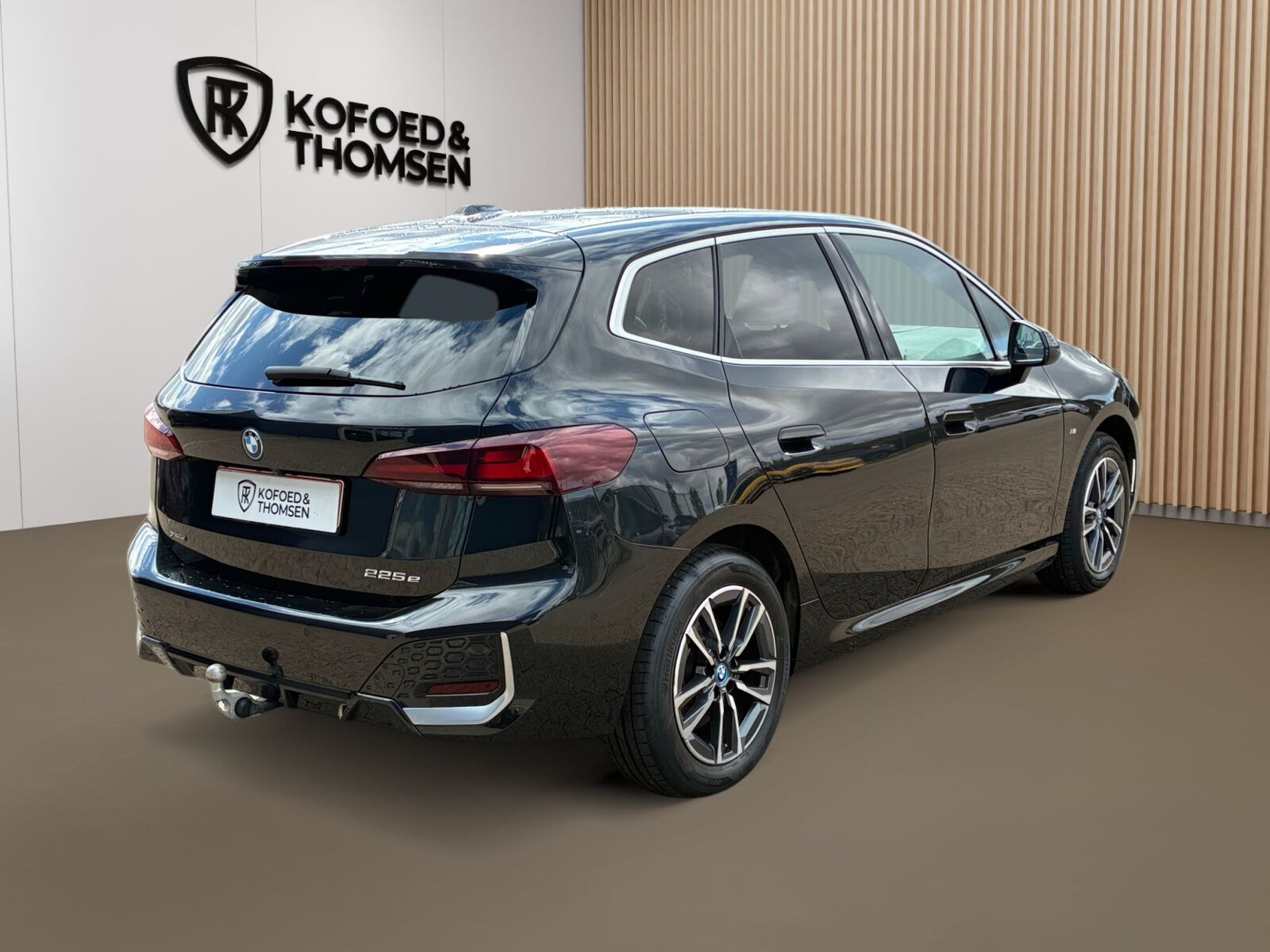 Sort BMW 225e fra 2023