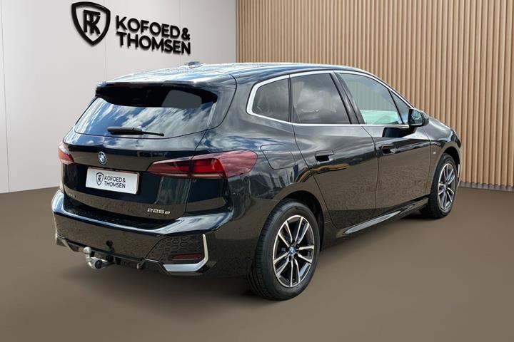 Sort BMW 225e fra 2023