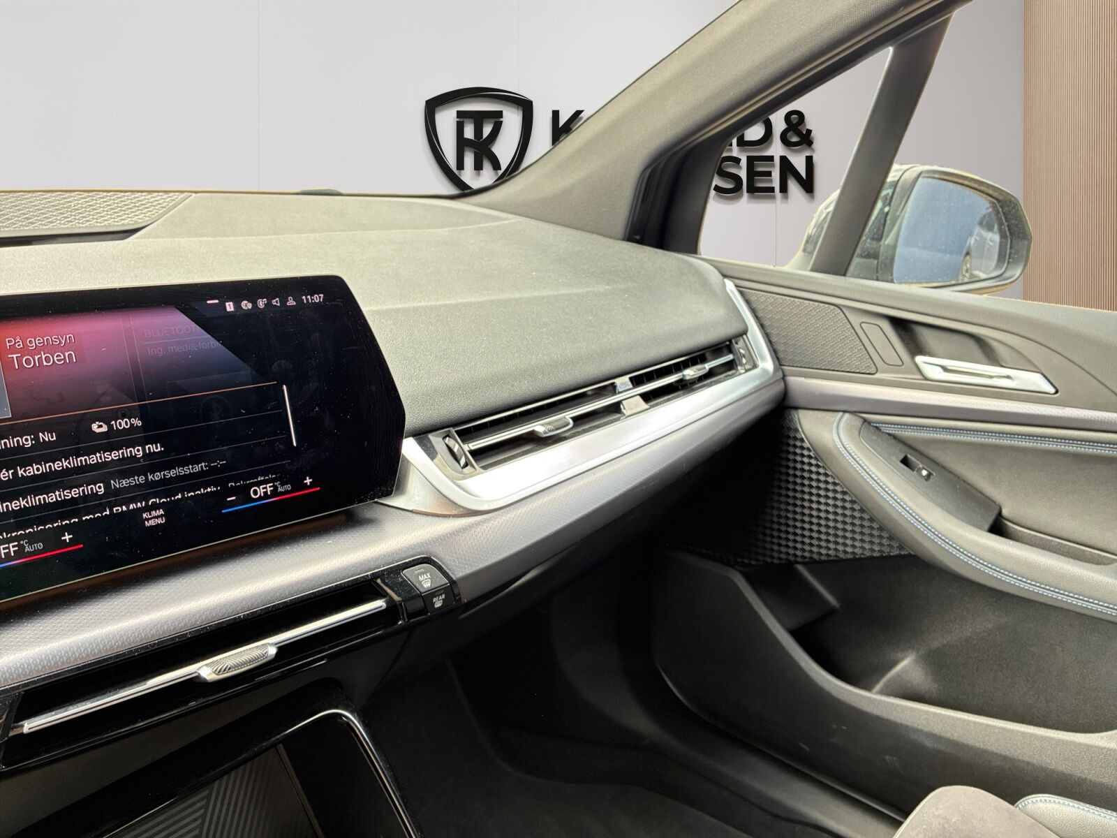 Sort BMW 225e fra 2023