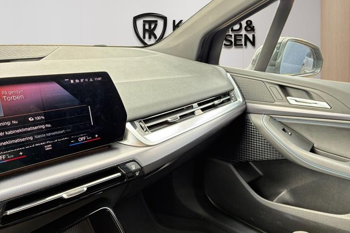Sort BMW 225e fra 2023