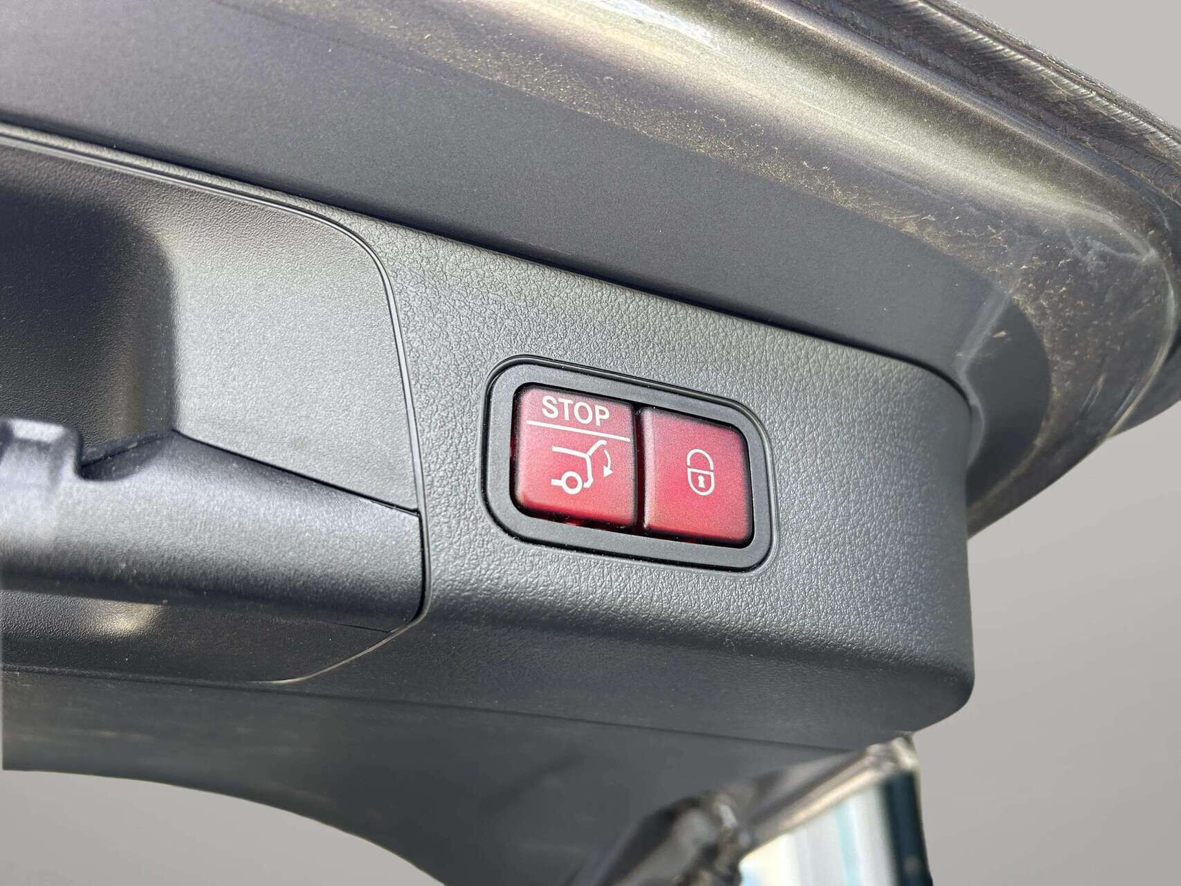 Grå Mercedes EQB 250+ fra 2025