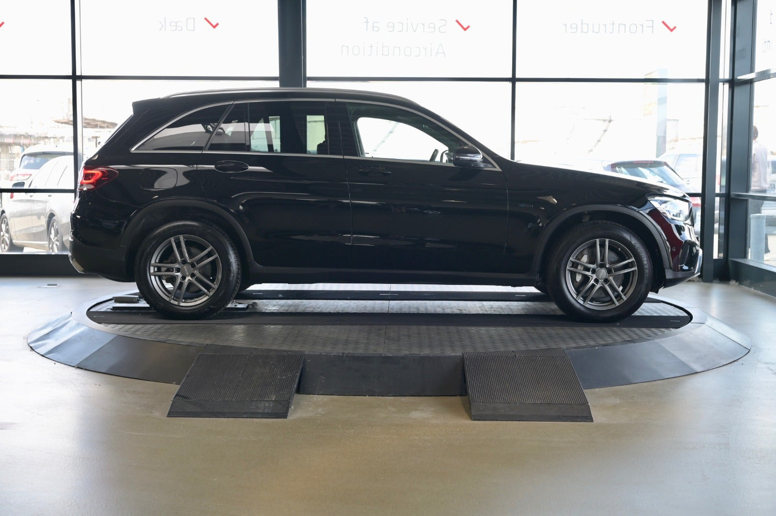 Sort Mercedes GLC300 de fra 2021