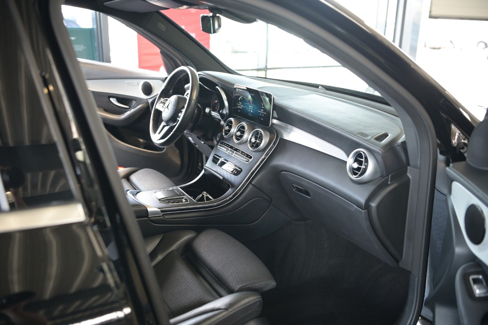 Sort Mercedes GLC300 de fra 2021