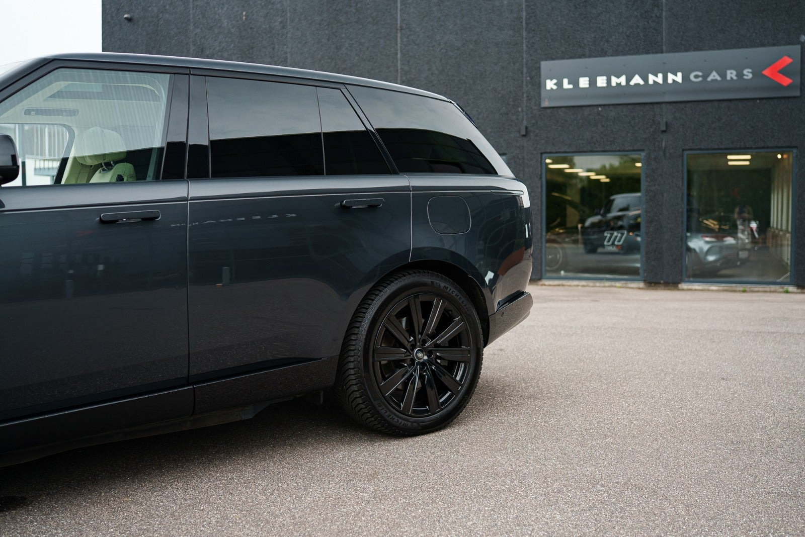 Grå Land Rover Range Rover fra 2024