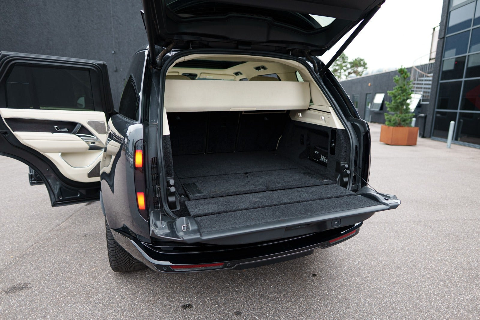 Grå Land Rover Range Rover fra 2024