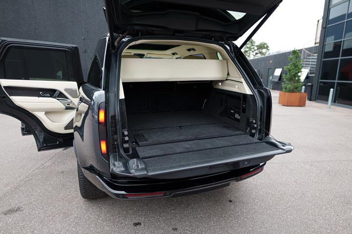 Grå Land Rover Range Rover fra 2024