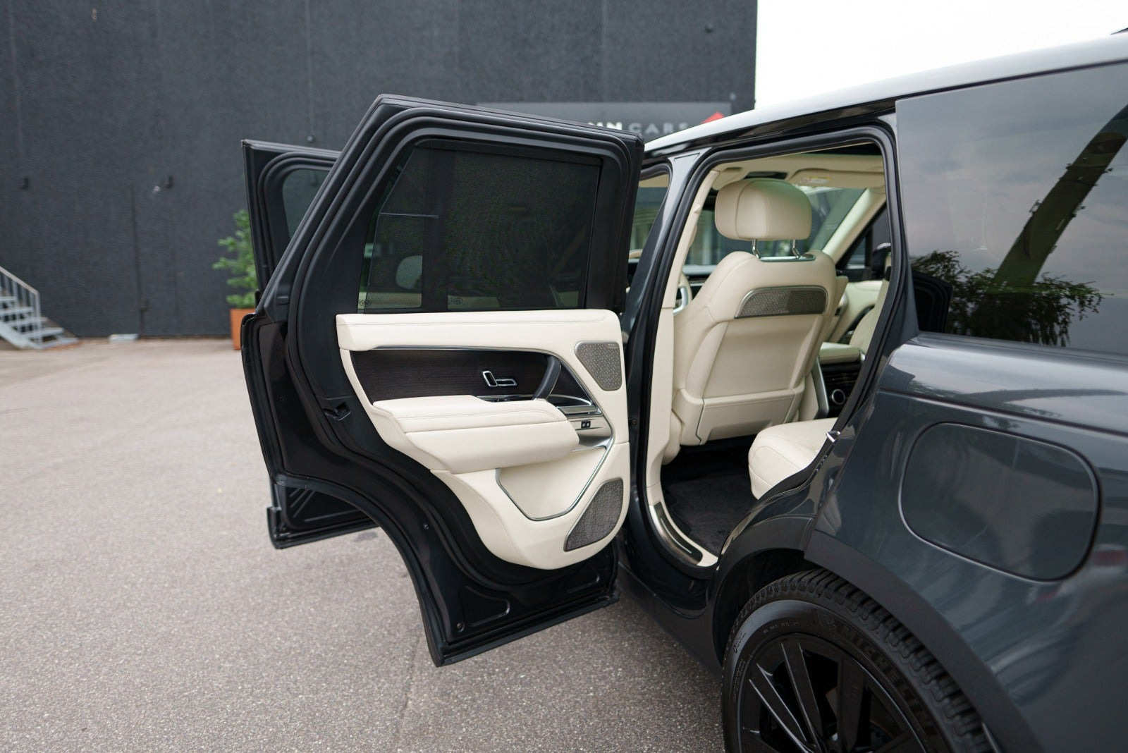 Grå Land Rover Range Rover fra 2024