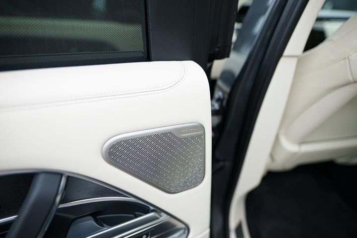 Grå Land Rover Range Rover fra 2024