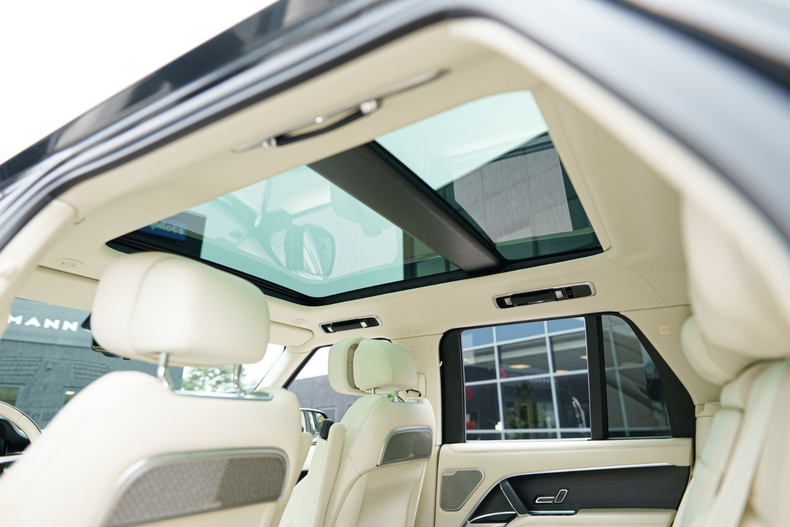 Grå Land Rover Range Rover fra 2024