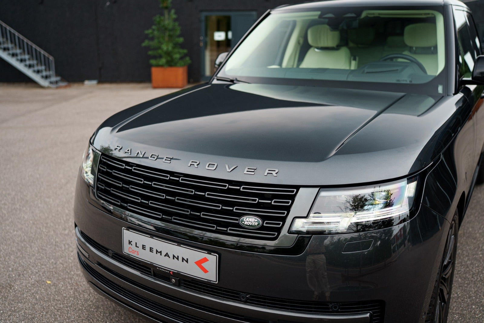 Grå Land Rover Range Rover fra 2024