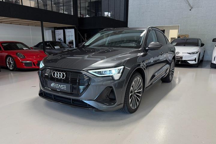 Grå Audi e-tron fra 2023 set udefra