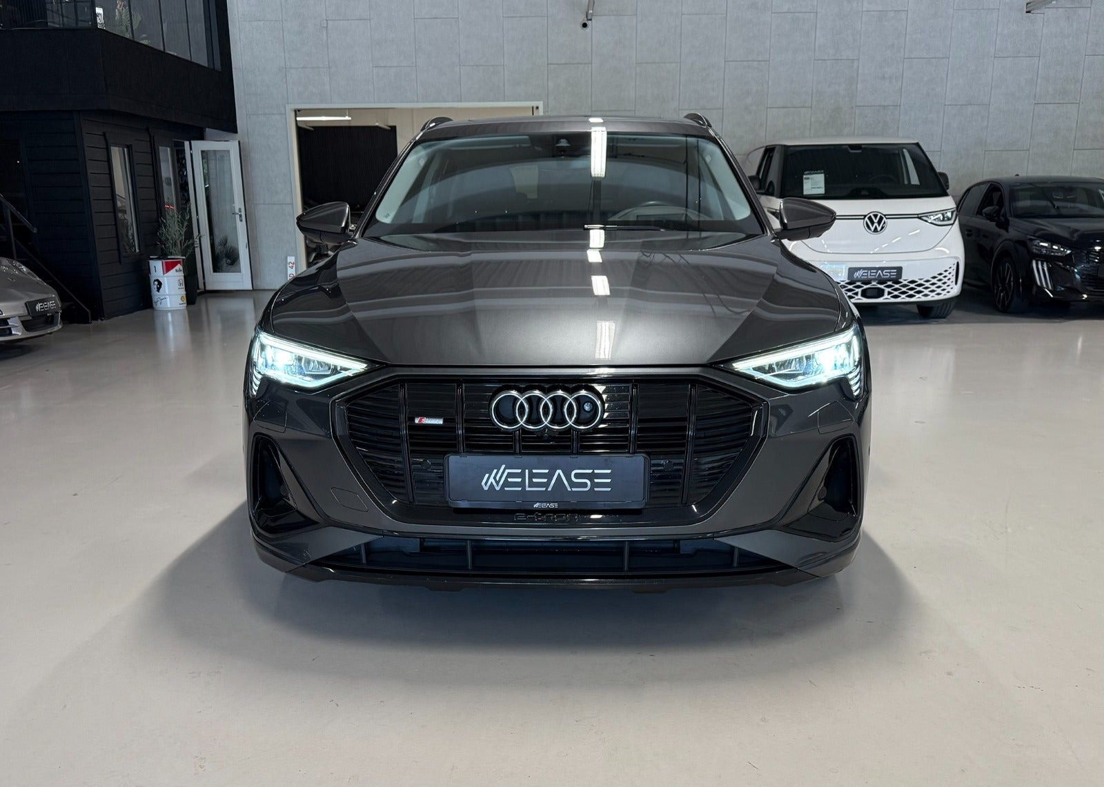Grå Audi e-tron fra 2023