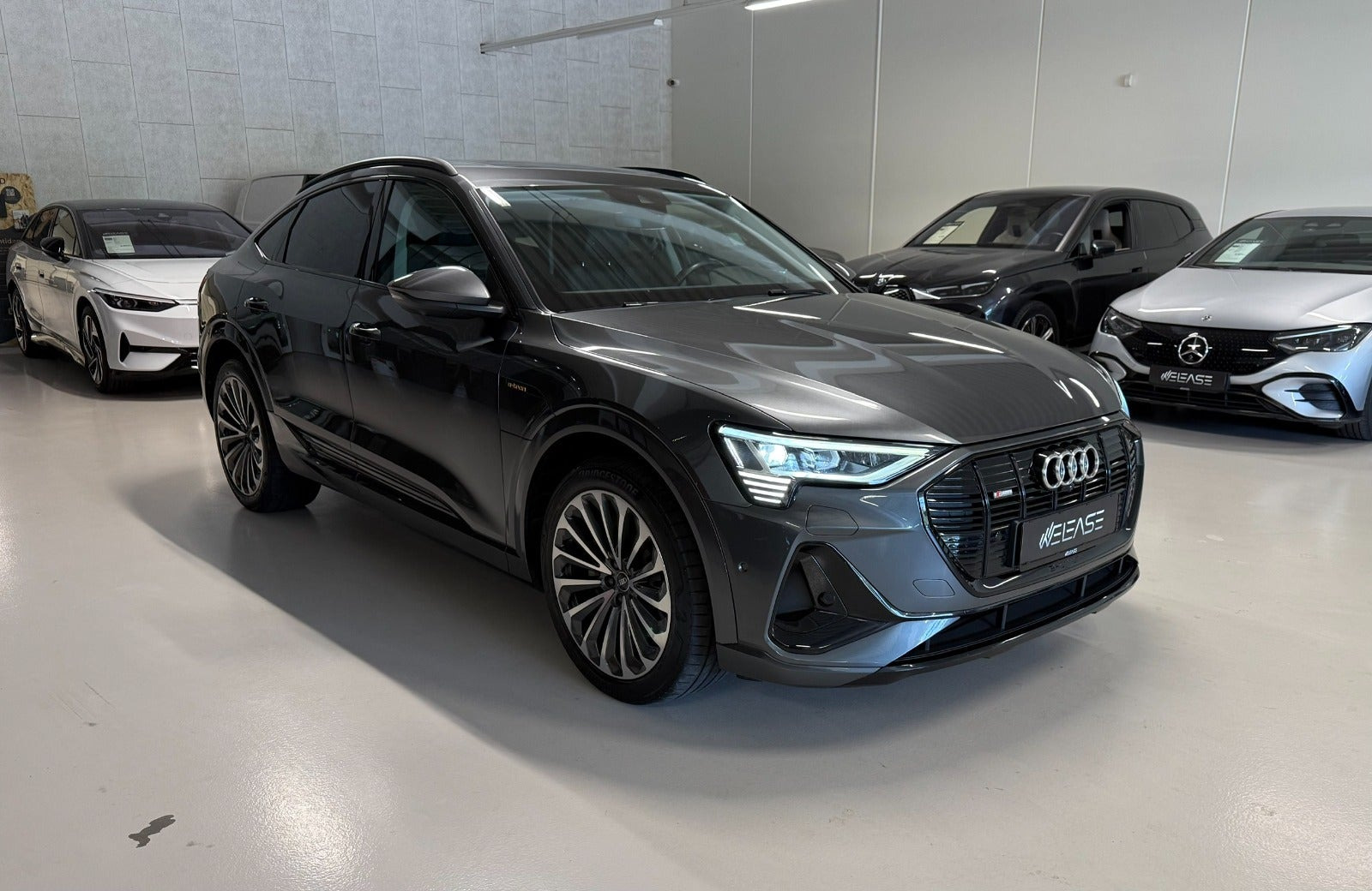 Grå Audi e-tron fra 2023