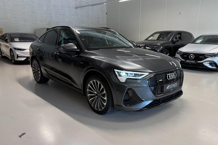 Grå Audi e-tron fra 2023