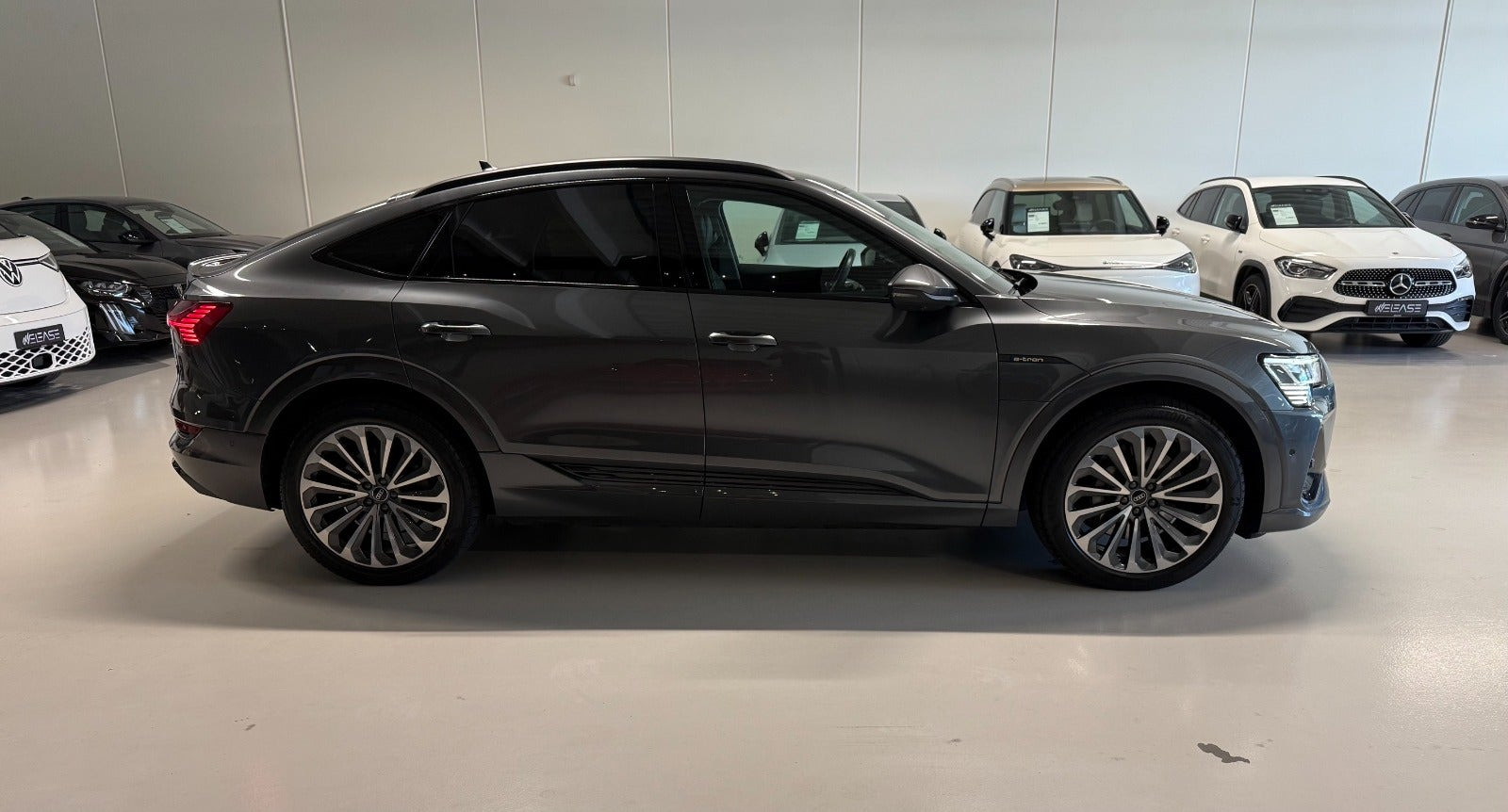 Grå Audi e-tron fra 2023
