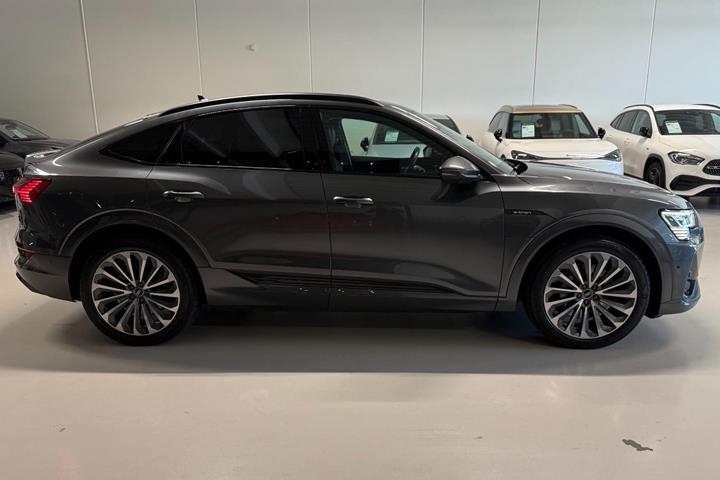 Grå Audi e-tron fra 2023
