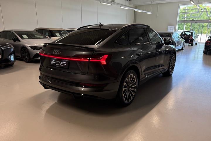 Grå Audi e-tron fra 2023