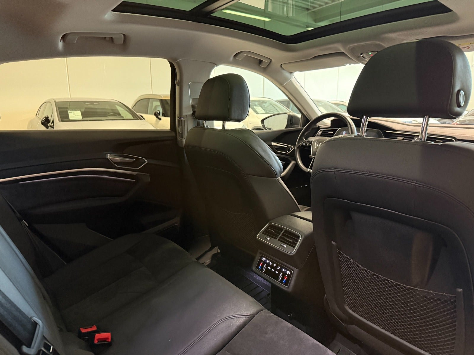 Grå Audi e-tron fra 2023