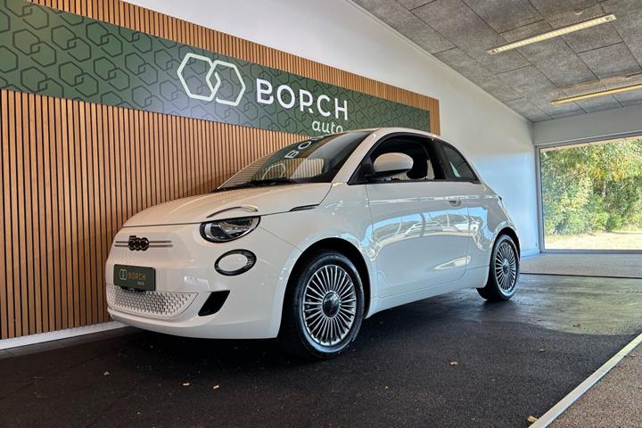 Hvid Fiat 500e fra 2023