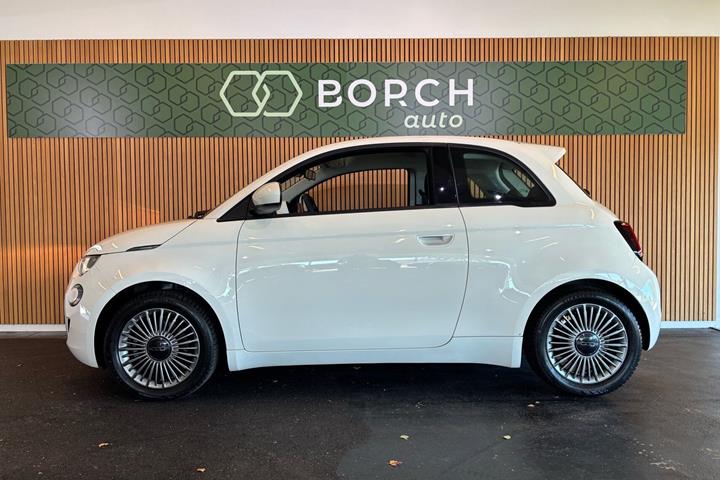 Hvid Fiat 500e fra 2023