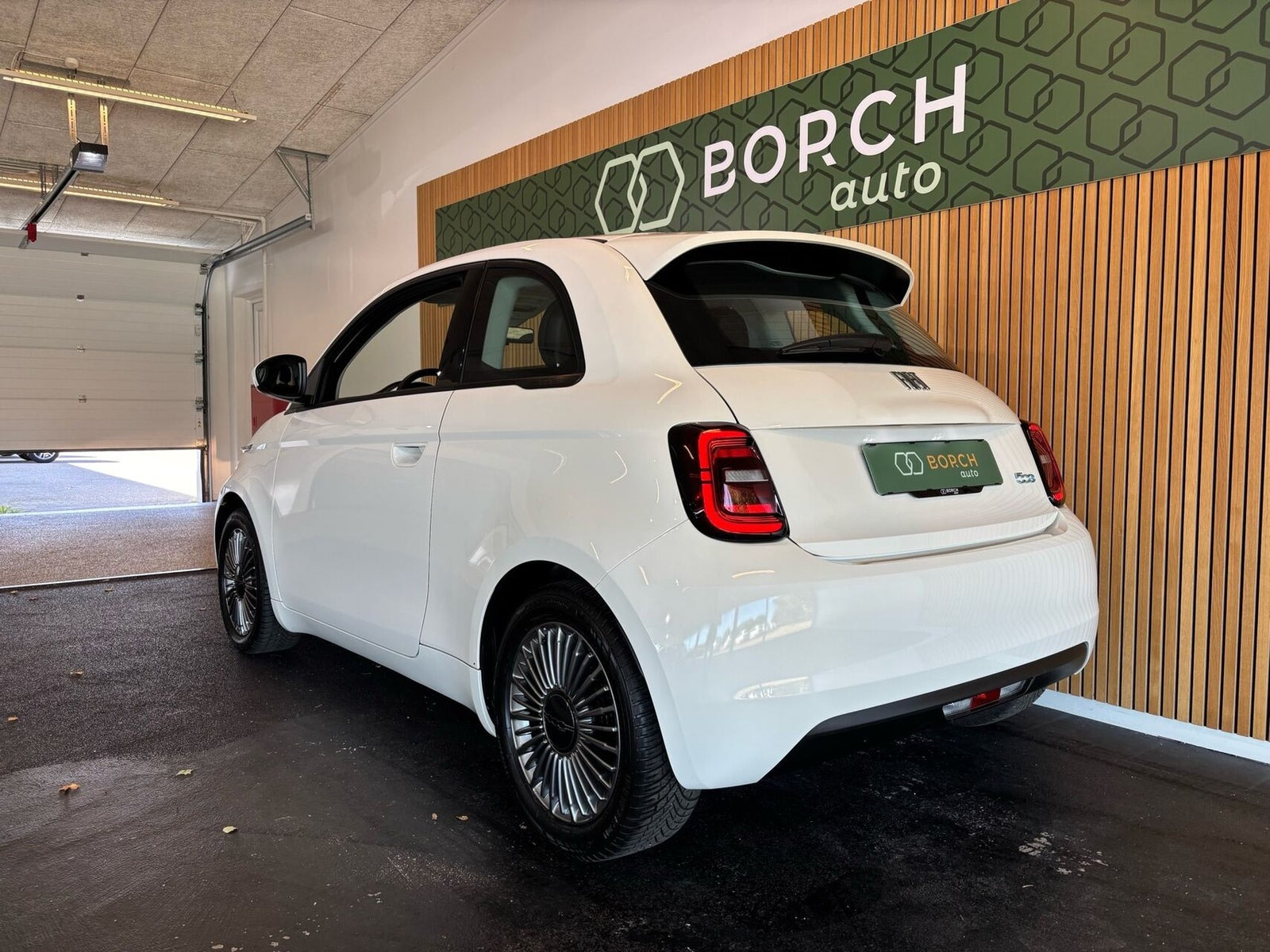 Hvid Fiat 500e fra 2023