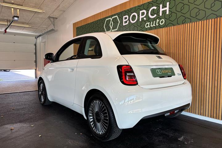Hvid Fiat 500e fra 2023