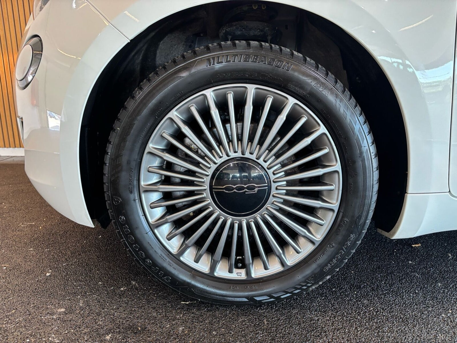 Hvid Fiat 500e fra 2023