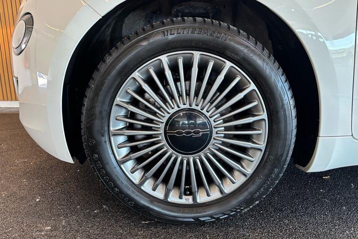 Hvid Fiat 500e fra 2023