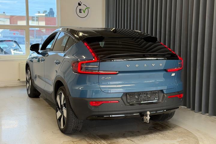 Blå Volvo XC40 fra 2022