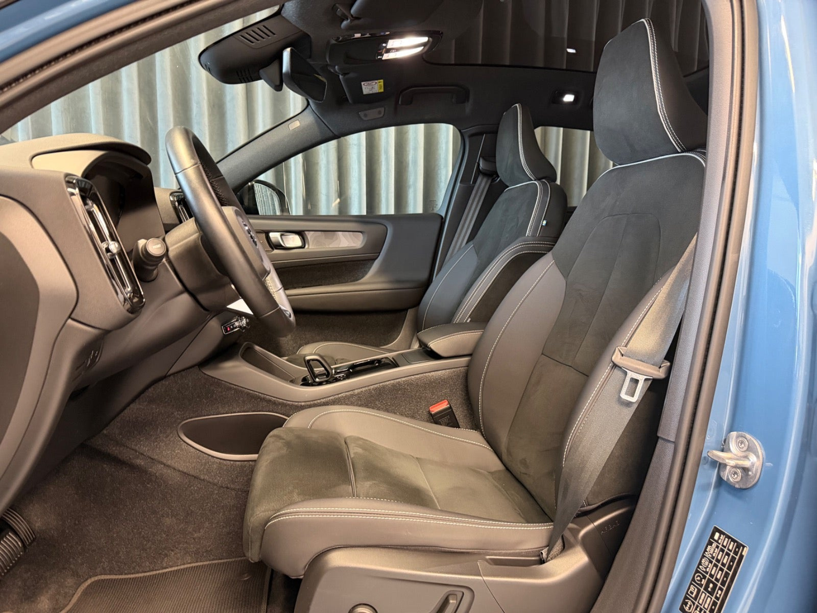 Blå Volvo XC40 fra 2022