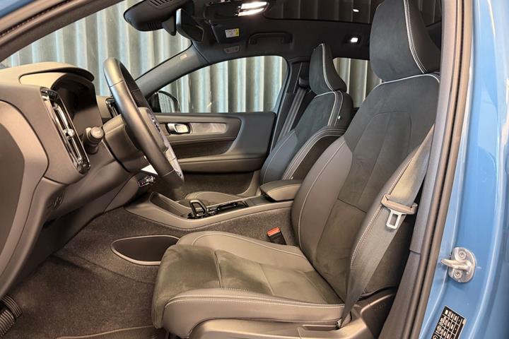 Blå Volvo XC40 fra 2022