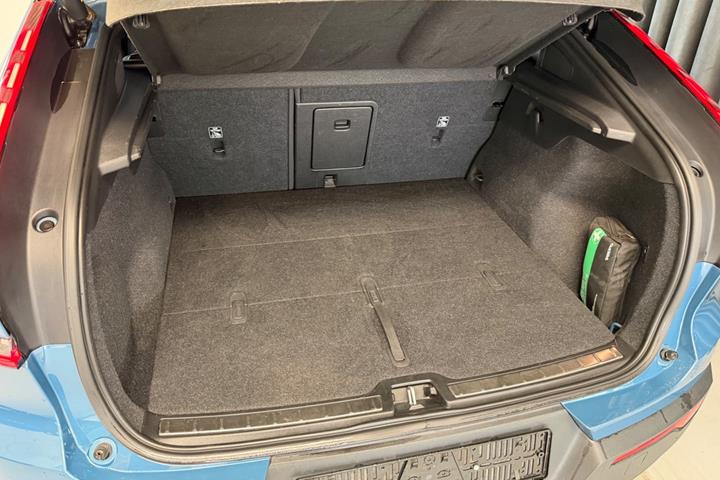 Blå Volvo XC40 fra 2022