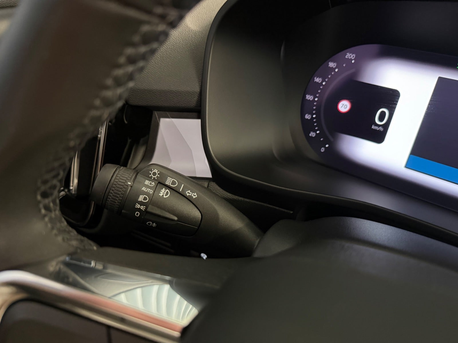 Blå Volvo XC40 fra 2022
