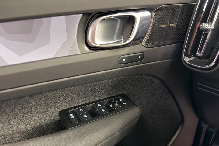Blå Volvo XC40 fra 2022