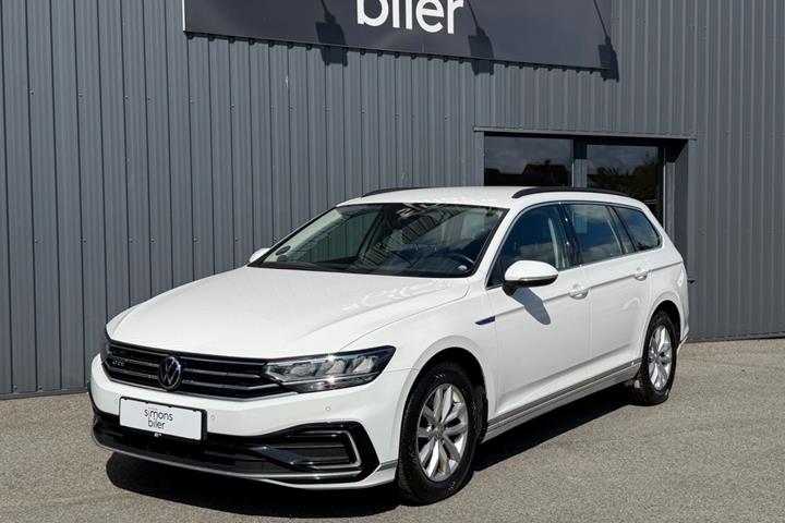 Hvid VW Passat fra 2021