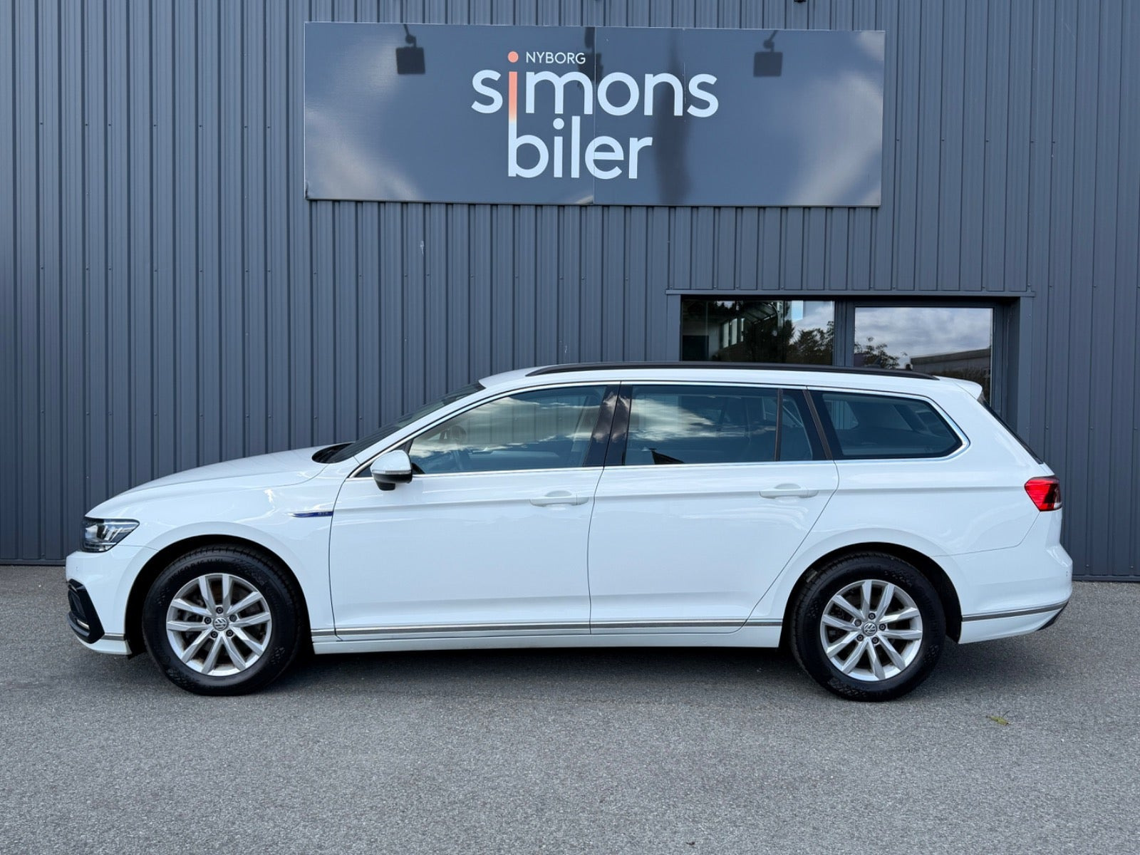 Hvid VW Passat fra 2021