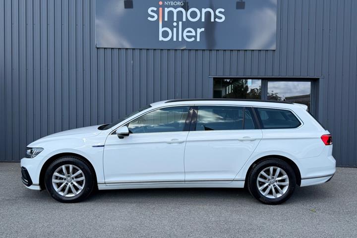 Hvid VW Passat fra 2021