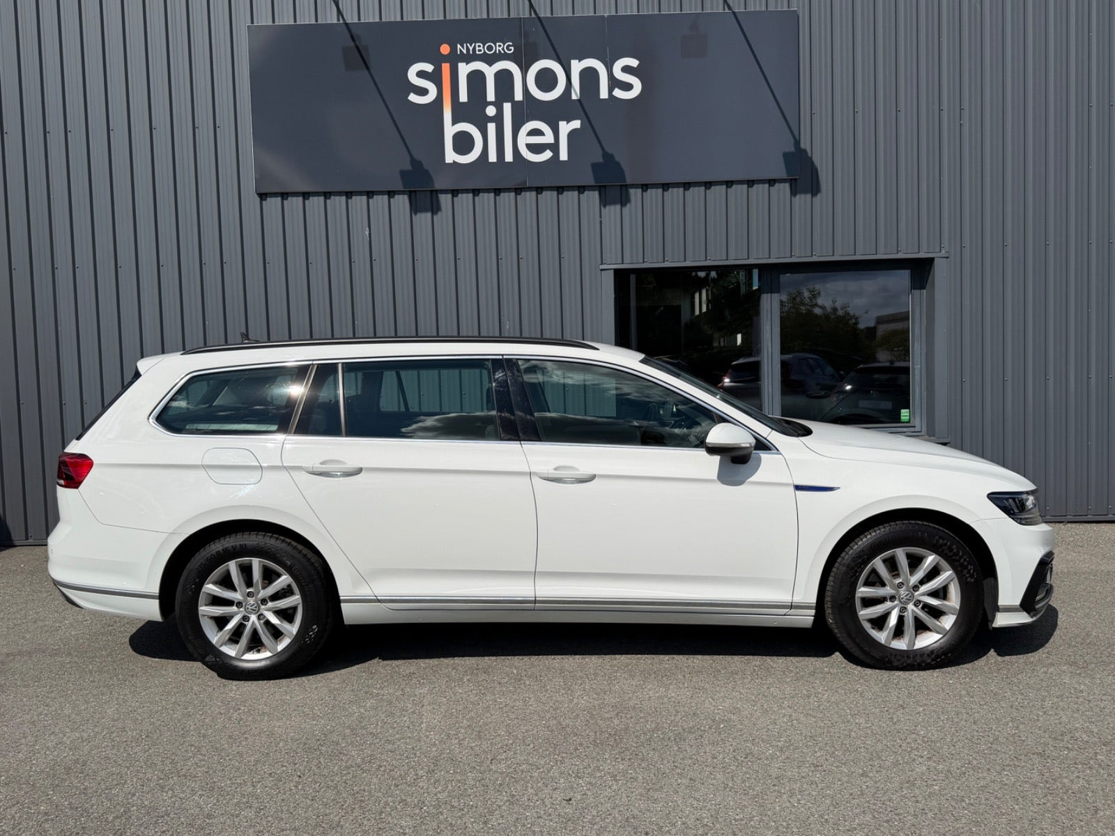 Hvid VW Passat fra 2021