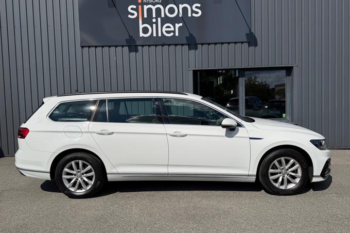 Hvid VW Passat fra 2021