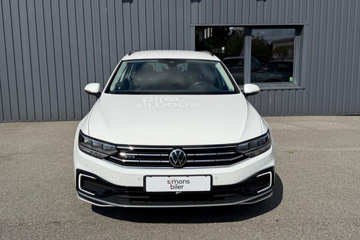 Hvid VW Passat fra 2021