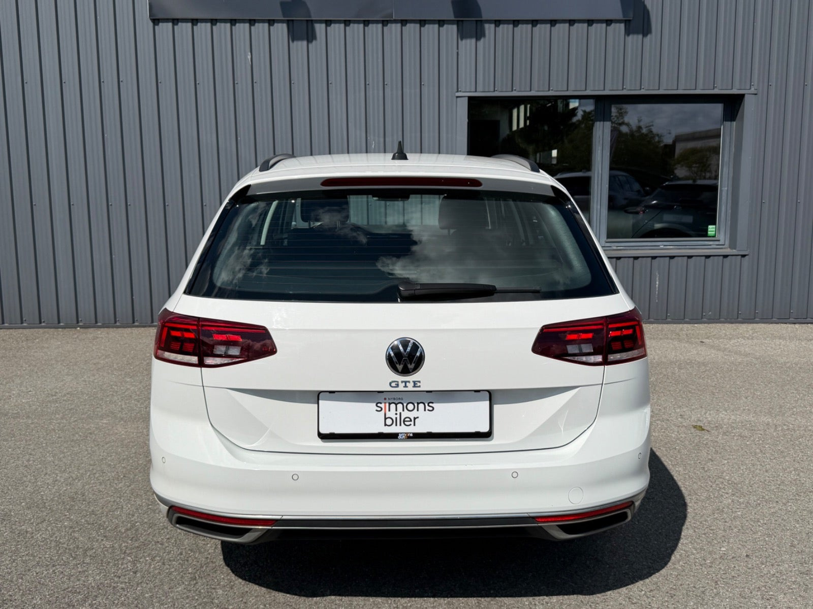 Hvid VW Passat fra 2021