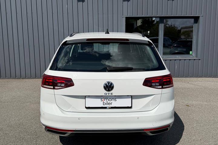 Hvid VW Passat fra 2021