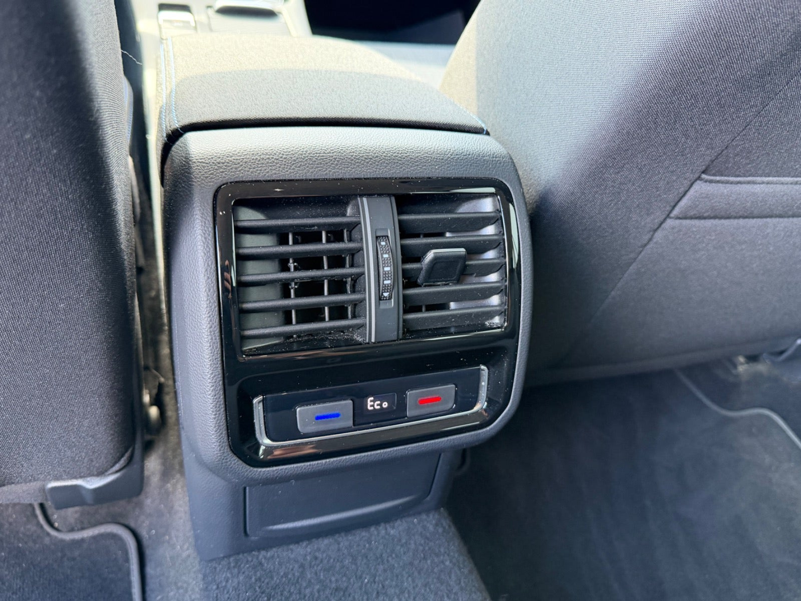 Hvid VW Passat fra 2021