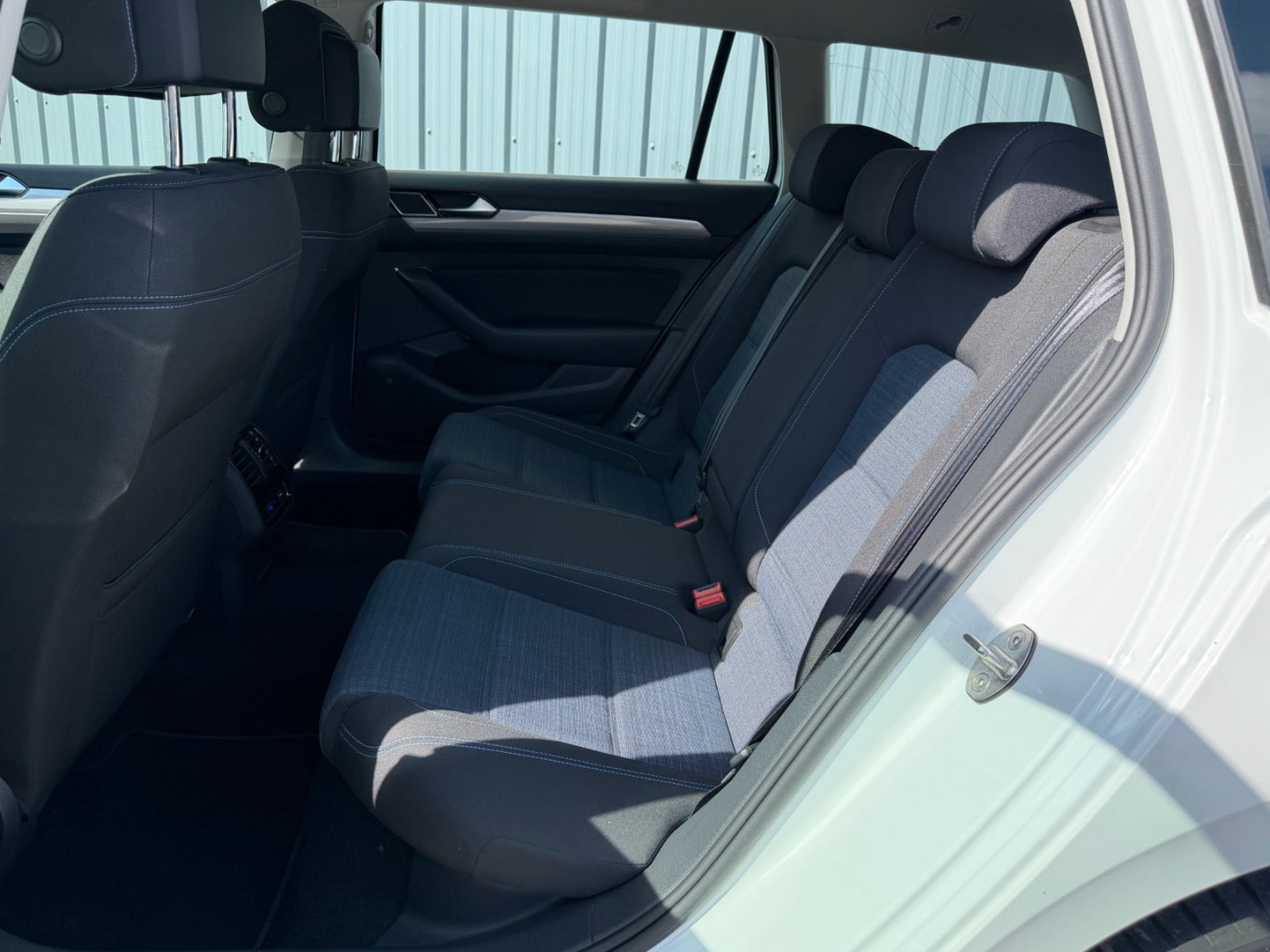 Hvid VW Passat fra 2021