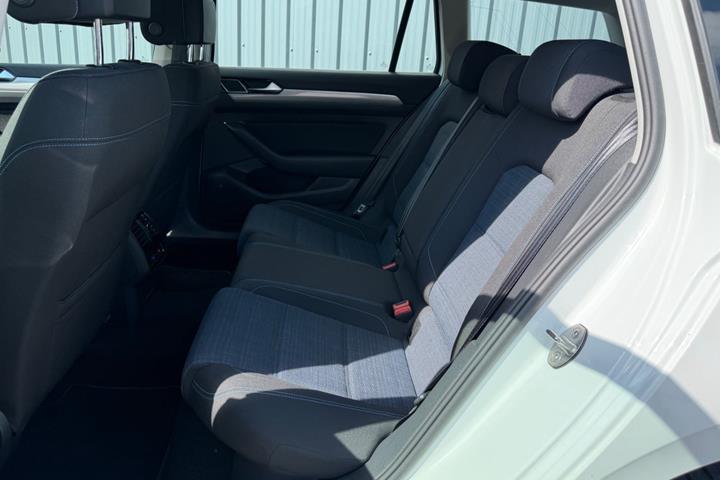 Hvid VW Passat fra 2021
