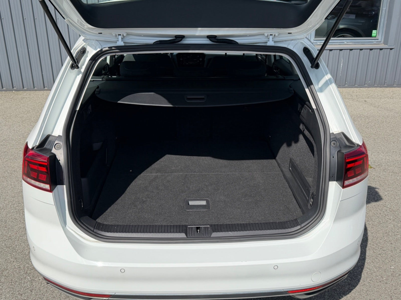 Hvid VW Passat fra 2021